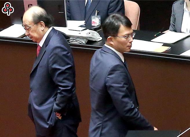 民进党团总召柯建铭与民眾党团总召黄国昌在议场交错而过没有互动。（本报资料照片）