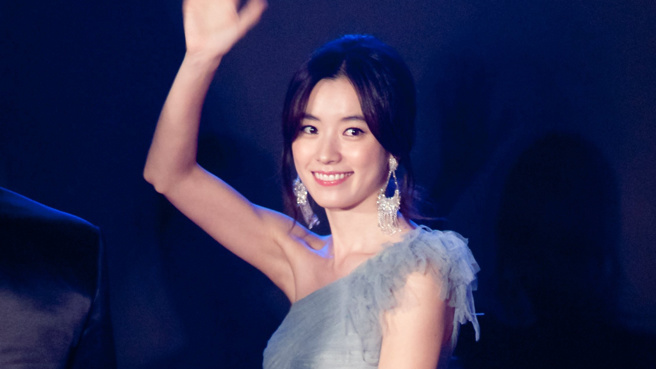 韓孝周一改招牌笑容，冷豔形象網驚呆。(圖: shutterstock／達志)