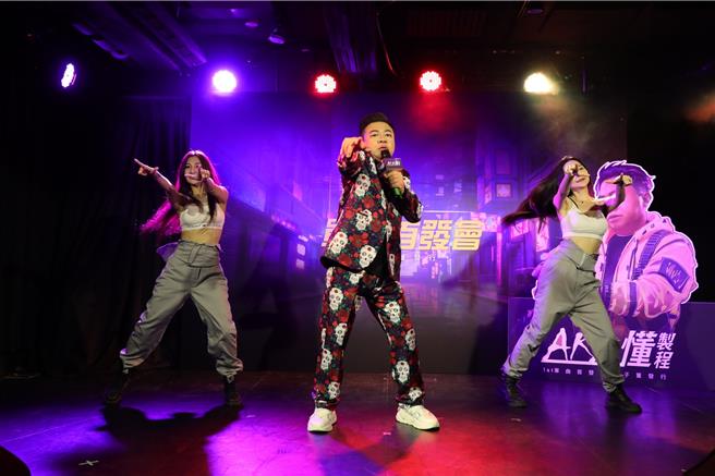 董至成（中）发行单曲，唱跳都在行。（奥森数位娱乐提供）