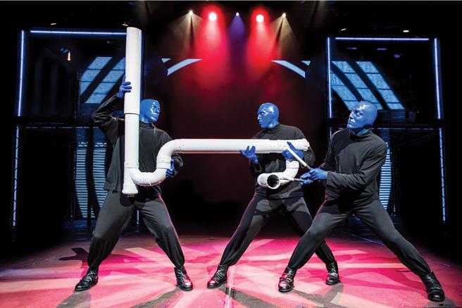 「藍人樂團」上場前都得花1個小時全身塗上特殊的藍色顏料。（寬宏藝術提供）