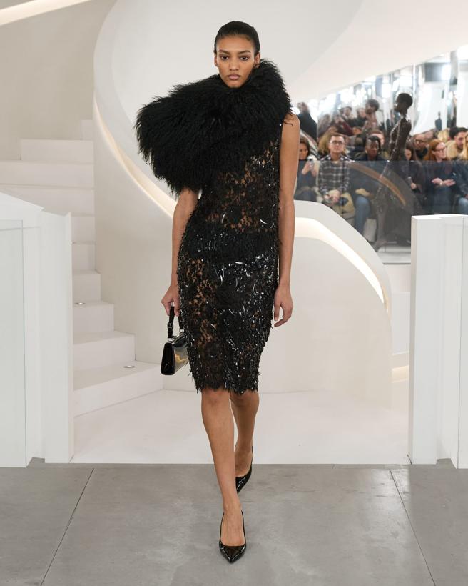 Michael Kors Collection2024秋冬系列用巧妙的手法展現「藏」與「露」。（Michael Kors 提供）