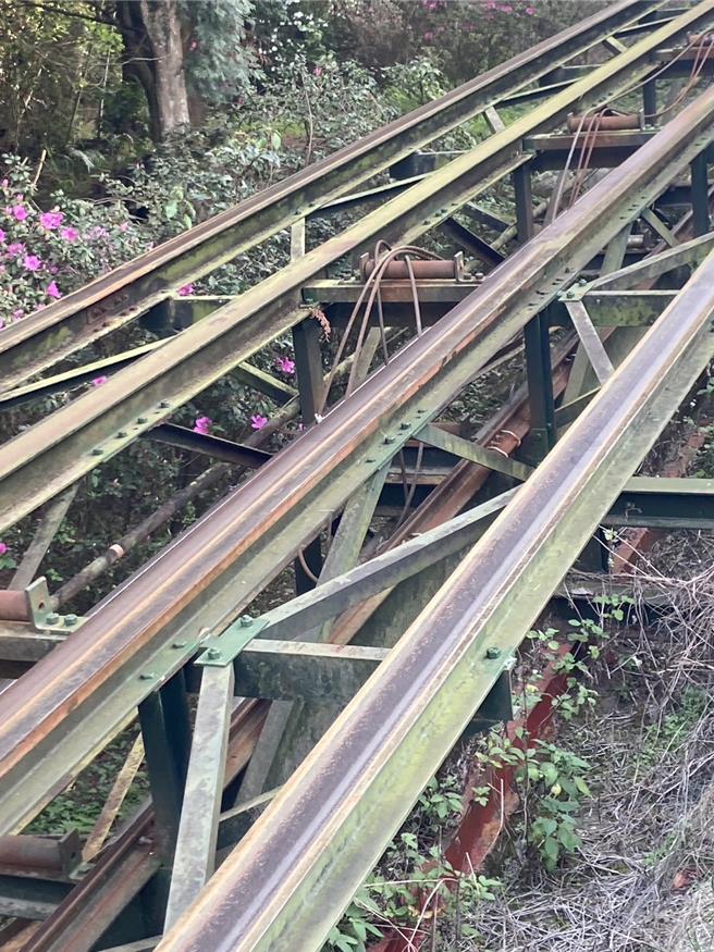 丰原高尔夫球场今日下午发生缆车钢索断裂意外，造成车内4男1女受伤。（台中市消防局提供）