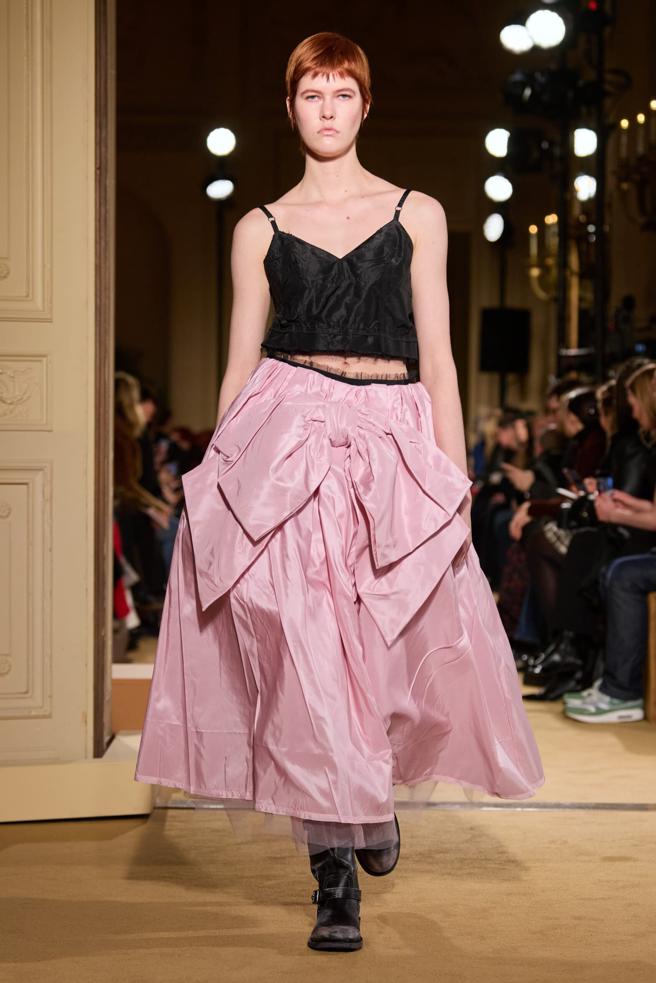 本季COACH持续探索永续时尚，如将塔夫绸小礼服改造成非主流的上衣。（COACH提供）