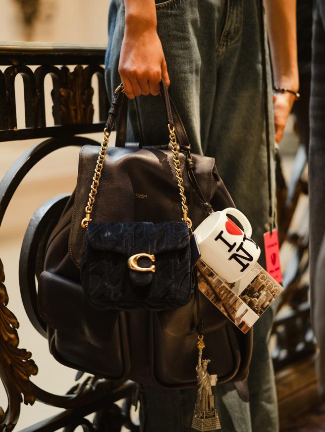 品牌将纽约纪念品搬上秀，做成各式挂饰点缀于包款之上。（COACH提供）