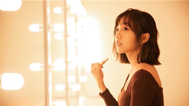 蔡佩軒日前分享邀請好友一起鍛鍊核心運動的畫面。（可瑞思國際娛樂提供）