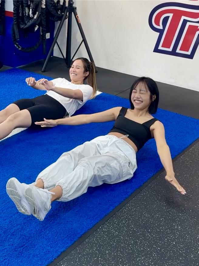 蔡佩軒日前分享邀請好友一起鍛鍊核心運動的畫面。（可瑞思國際娛樂提供）