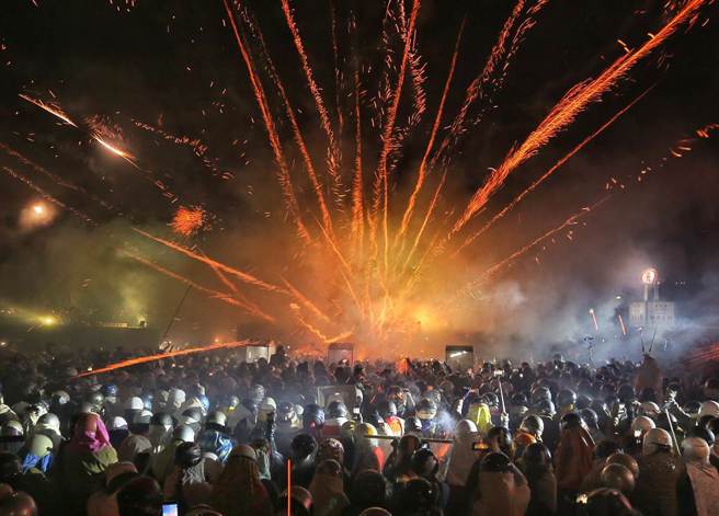 台南盐水蜂炮民俗活动往年纪录照。（本报资料照／杜宜谙摄）