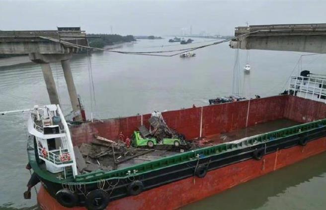 广州沥心沙大桥被撞瞬间监控曝光，撞击桥墩货船约5000吨。（大陆央视）