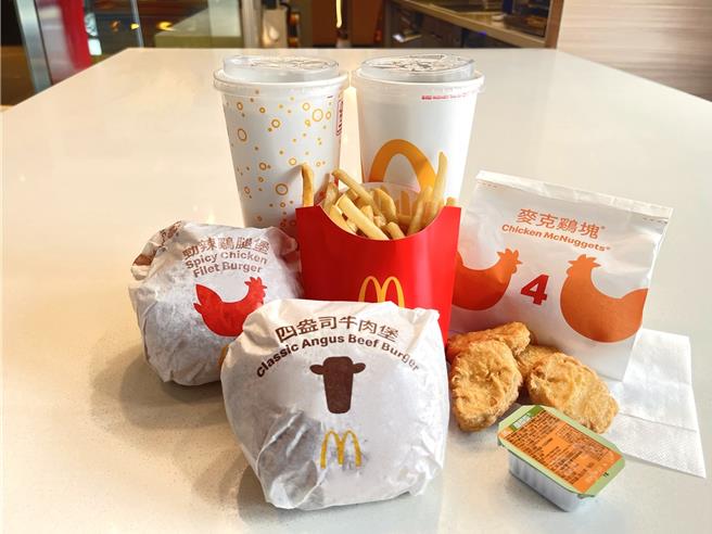 麦当劳3月26日前推「龙年开春优惠券」，人气品项「双层四盎司牛肉堡」等也加入双主餐优惠中。（麦当劳提供／朱世凯台北传真）
