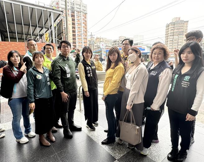 市议员蔡惠婷今发起「光復路一段476巷口至长春街口建置通学步道」会勘，讨论设置人行道的可能性。（蔡惠婷提供／王惠慧新竹传真）