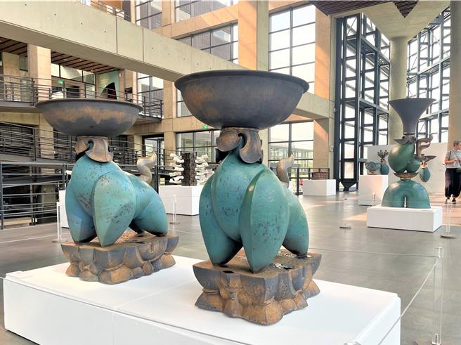 《器之兽—喜狮》以简化兽造形的大型陶艺器物，透过釉色展现青铜器物之美和文化蕴涵。（刘玮晴摄）
