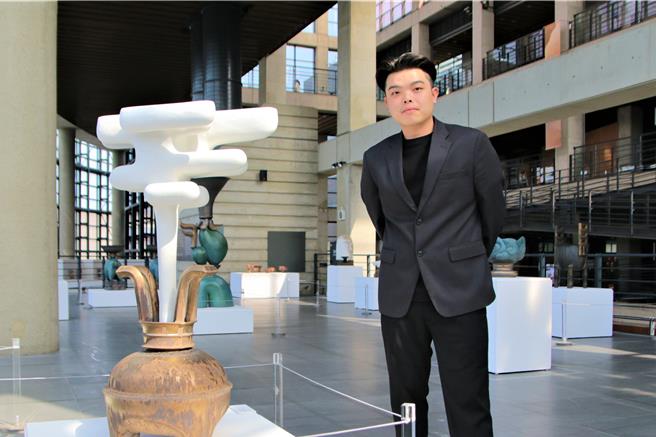 《欲器—再相聚》在青铜意象上，捏塑一层又一层的烟体，将思念具象幻化成桌面，传达对逝去亲人的思念。（刘玮晴摄）