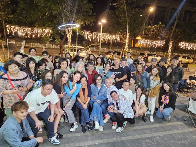 陈美凤艺人好友们、粉丝出席力挺。(游定刚拍摄)