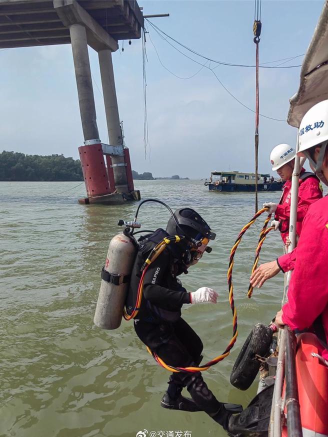 广州沥心沙大桥被撞瞬间监控曝光，撞击桥墩货船约5000吨。图为打捞人员。（大陆央视）