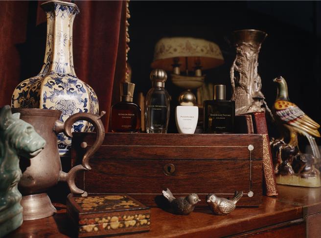 全新英倫古董市集系列，以四款限量香氣，體現古董市集中挖掘出的獨特迷人珍寶魅力。（10／10提供／黃唯淯台北傳真）