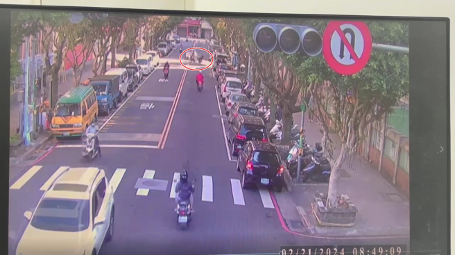 新北市新店區發生一起車禍，36歲方姓停車收費員，一因迴轉時未注意，造成3車車禍，3名機車騎士均受傷送醫。（翻攝畫面）