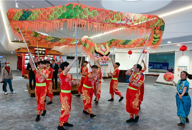 采盟免税店特别邀请国立体育大学舞龙队14位师生快闪演出，巨龙全长18公尺重达16公斤穿梭于二航厦采盟免税商店及登机长廊间，演绎龙腾天下、飞龙登天的风采，展现传统节庆的欢乐喜悦与动感魅力。（陈麒全摄）