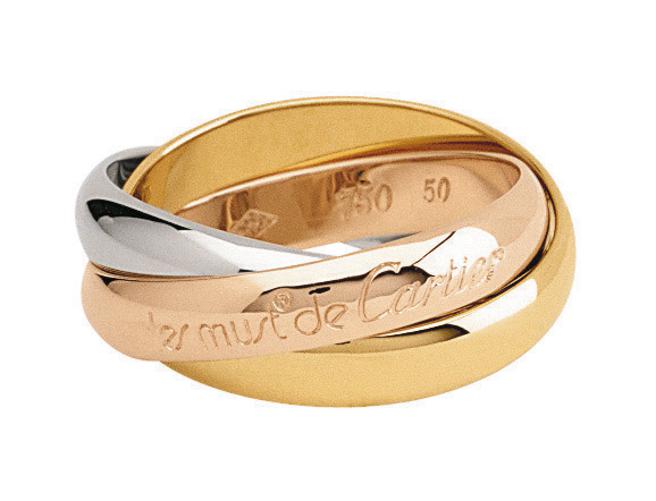 1981年地亚推出三环交织的三色金戒指，玫瑰金环圈上鐫刻Les Must de Cartier。（Cartier提供）