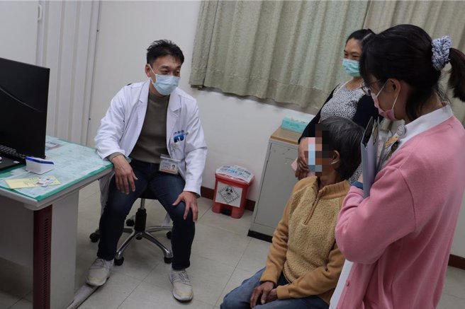彰化醫院家醫科主任醫師廖曜磐（左一）配合該院失智共照個管師以情境導引方式，協助長者完成失智鑑定。（彰化醫院提供／孫英哲彰化傳真）