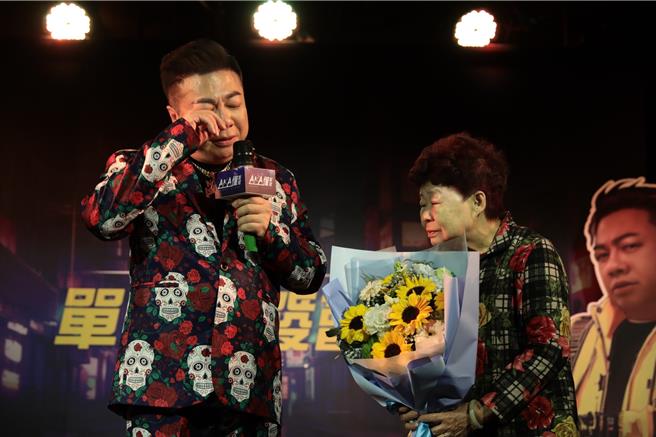 董媽媽（右）驚喜現身，董至成感動落淚。（奧森數位娛樂提供）