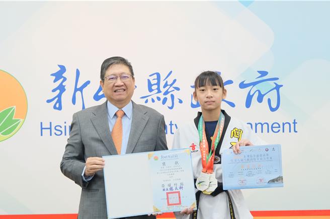 坪林国小学生范云昕（右）近期参加2023亚洲杯跆拳道邀请赛暨第8届马鞍山跆拳道公开赛，踢出4金3银佳绩。（新竹县府提供／邱立雅竹县传真）
