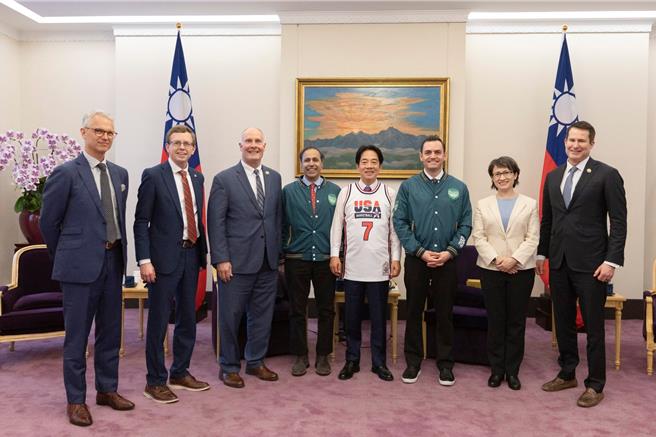 副總統賴清德接見美國聯邦眾議院「美國與中國共產黨戰略競爭特別委員會」主席蓋拉格所率跨黨派重量級議員訪問團。（總統府提供）