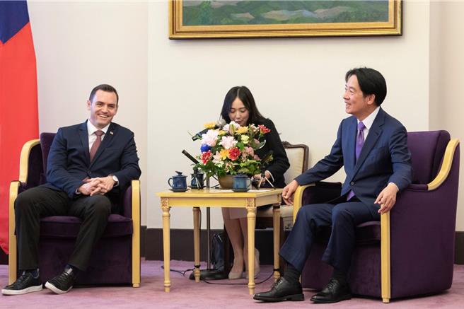 副總統賴清德接見美國聯邦眾議院「美國與中國共產黨戰略競爭特別委員會」主席蓋拉格所率跨黨派重量級議員訪問團。（總統府提供）