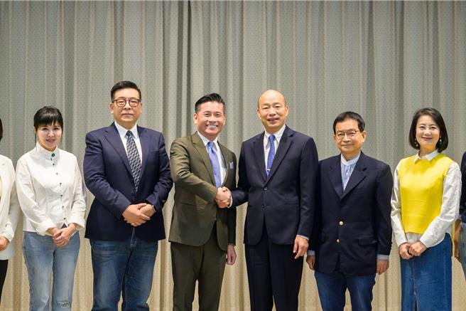 台北市議會議長戴錫欽率領跨黨派台北市議員拜會韓國瑜。（院長辦公室提供）