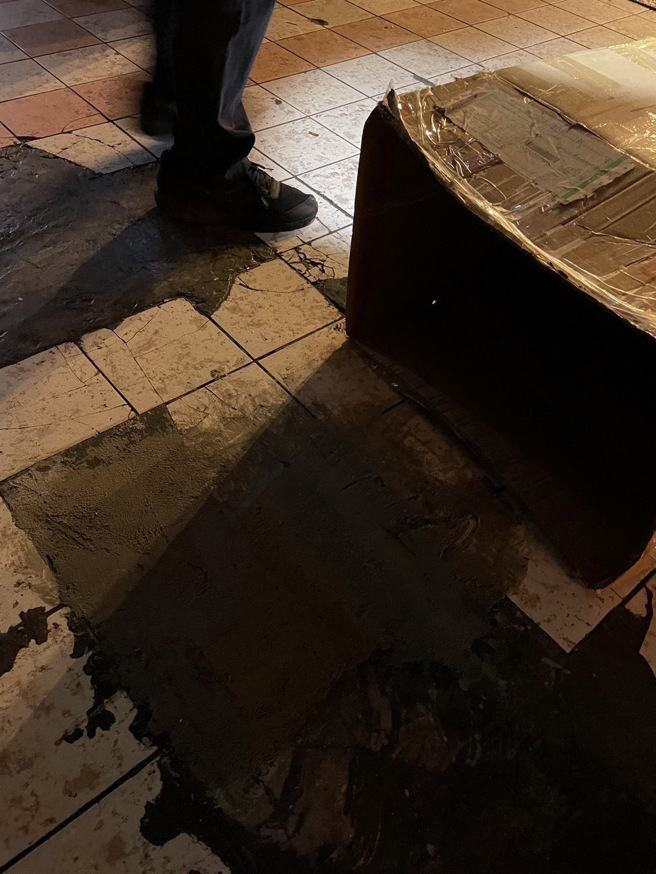 有民眾在骑楼发现一个纸箱，上面写着「勿靠近」，让他以为是爆裂物，赶紧打电话报警。（图／警方提供）