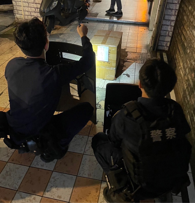 有民眾在骑楼发现一个纸箱，上面写着「勿靠近」，让他以为是爆裂物，赶紧打电话报警。（图／警方提供）