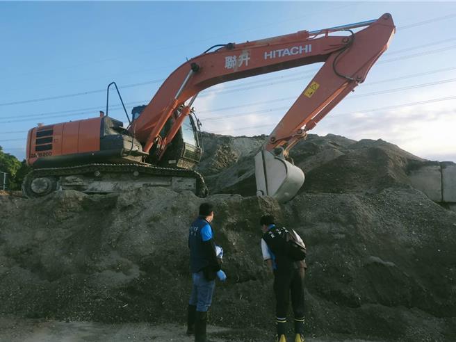 桃園市新屋區社子溪遭受汙染，桃園地檢署發現是謝姓男子等人經營洗砂場，對外收受土木及建築廢棄物，於場區內進行洗砂，汙泥偷排到社子溪。桃園地檢署計算，謝男等人獲利9351萬餘元。依《廢棄物清理法》等罪起訴，並建請法院從重量刑。（桃園市環保局提供）