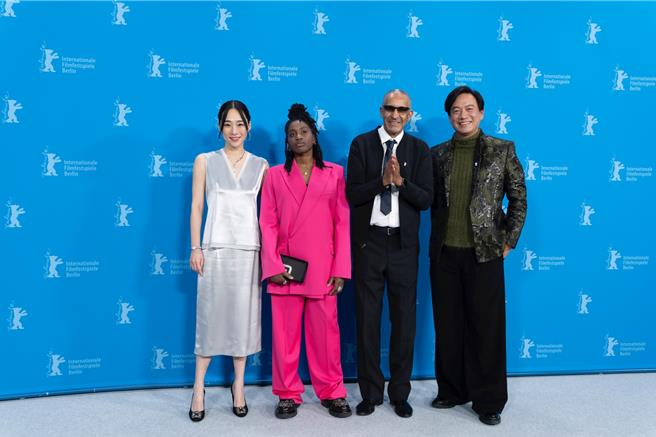 吳可熙（左起）、妮娜美羅、導演阿布代拉曼席沙克、張翰到柏林影展為《以愛之茗》造勢。（Olivier Vigerie、CAA提供）
