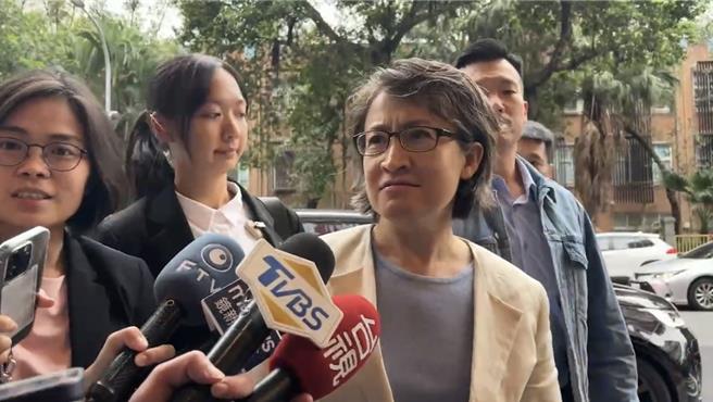 与盖拉格见面，萧美琴送他这品牌上衣。（曾薏苹截图）