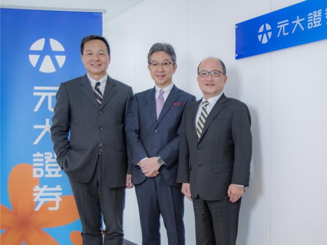 元大證券總經理王義明率領國際金融業務部高階主管與東京證交所社長岩永守幸（Moriyuki Iwanaga）共同合影。圖／元大證券提供