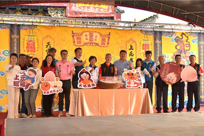 松柏岭受天宫22日宣布，「上元米糕桃，天官赐平安」担桃活动，因新冠疫情一度停办，睽违3年今年元宵节盛大登场。（松柏岭受天宫提供／杨静茹南投传真）