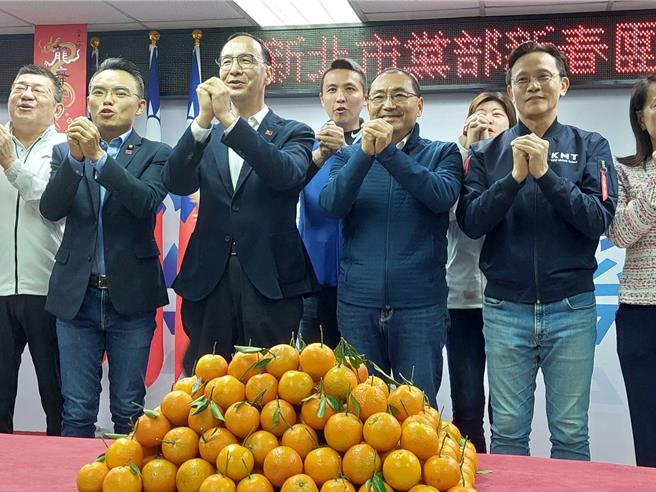 国民党新北市党部今晚举办新春团拜，国民党主席朱立伦（前排右三）与新北市长侯友宜（前排右二）均出席。（陈慰慈摄）