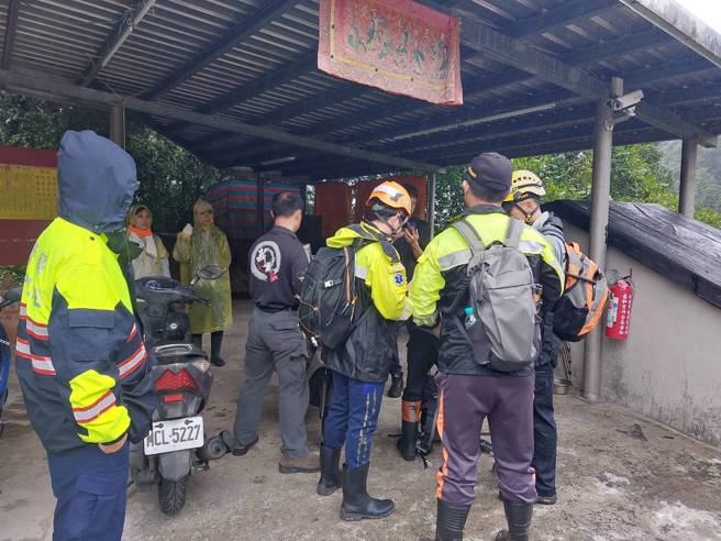 搜救人员今22日上午8时30分许，再次集结后上山搜寻，于上午10时45分许在东和路106号后方坑仔内山山区竹林内寻获1具男性大体。（图／警方提供）