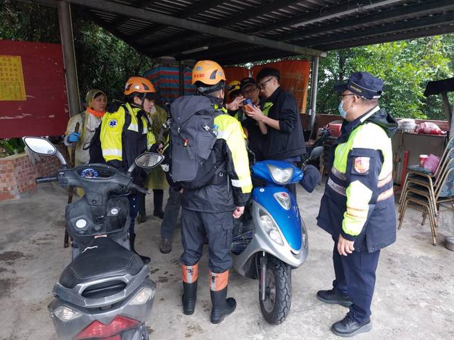 搜救人员今22日上午8时30分许，再次集结后上山搜寻，于上午10时45分许在东和路106号后方坑仔内山山区竹林内寻获1具男性大体。（图／警方提供）