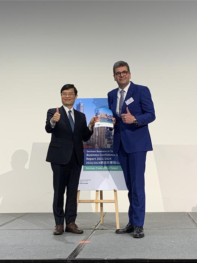 德国经济办事处首席代表暨处长林百科（右）将《2023／2024年德国商业信心调查报告》呈交给经济部次长陈正祺。图／陈碧芬
