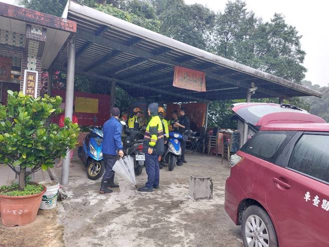 搜救人员今22日上午8时30分许，再次集结后上山搜寻，于上午10时45分许在东和路106号后方坑仔内山山区竹林内寻获1具男性大体。（图／警方提供）