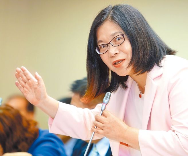 管碧玲表示，如陆方有登检要求，台船不必停留。郭正亮嘆，军事知识几乎是0的人在当海委会主委。（本报资料照片）