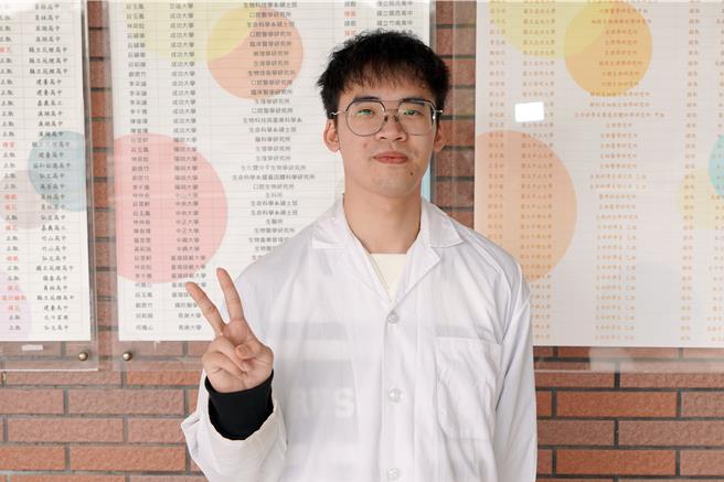 彰化县大叶大学生物医学系大四生杨承宪，参加中兴大学临床医学研究所及中国医药大学牙医学系口腔医学产学硕士班考试，拿下双榜首佳绩。（大叶大学提供／孙英哲彰化传真）