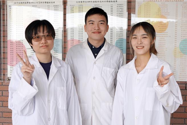 彰化县大叶大学生物医学系大四生苏子云（左）、祝伟铨（中）、许秝楹（右）名列成功大学口腔医学研究所入学考试前3名。（大叶大学提供／孙英哲彰化传真）