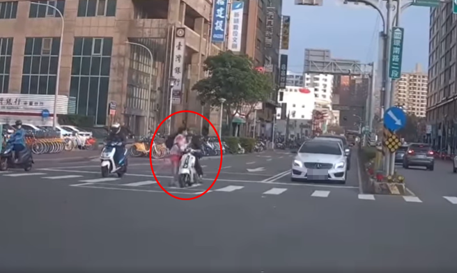 桃园有女学生疑似闯红灯，在斑马线上狂奔，虽然接连闪过3辆路过机车，但最后仍撞倒地4辆机车骑士。（图／翻摄自脸书警讚之声）