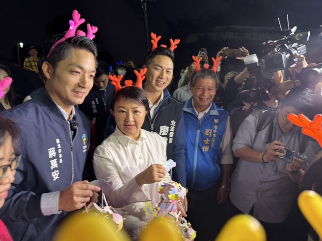 台北市長蔣萬安前往台中與「藍營一姐」台中市長盧秀燕相見歡。盧、蔣被視為藍營明日之星，更是2028總統熱門人選。（圖／讀者提供）