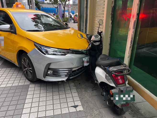 新北市三重发生一起车祸，1辆计程车疑似暴衝，前后先撞上2辆计程车后衝上人行道，撞上停车收费员的机车，最后撞到公车候车亭而停止。（图／警方提供）