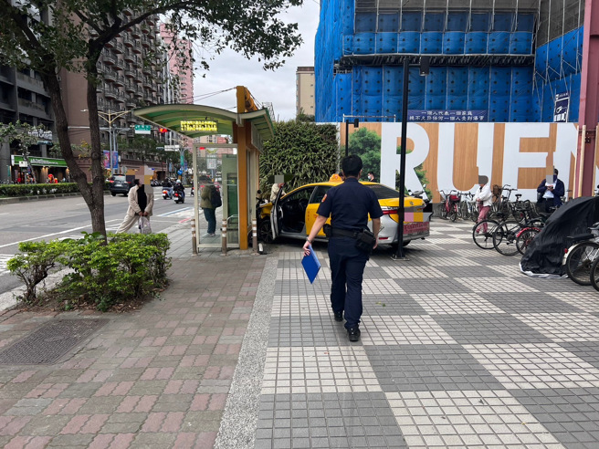 新北市三重发生一起车祸，1辆计程车疑似暴衝，前后先撞上2辆计程车后衝上人行道，撞上停车收费员的机车，最后撞到公车候车亭而停止。（图／警方提供）