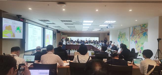 內政部將於2025年實施國土計畫新制，為此台北市政府今（22）日舉辦國土計畫審議會第三次會議，由台北市副市長李四川擔任召集人，針對洲美平原、關渡平原以及大度路以南公園用地的國土分區展開審議。（黃敬文攝）