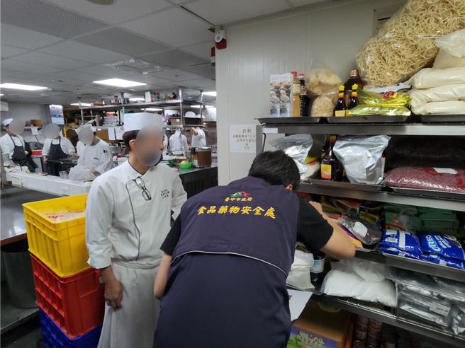 「苏丹红」事件延烧全台，台中市食品药物安全处21日追查流向，一度提到「汉来海港餐厅-台中」曾购入，汉来美食集团22日发布声明澄清未使用。台中市食安处22日进一步稽查，确认为「汉来轩」粤菜餐厅进货约7.5公斤已全数制作辣油用于菜品，已全部用罄。（中市府提供／潘虹恩台中传真）