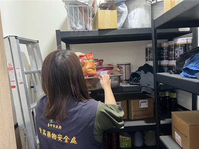 「苏丹红」事件延烧全台，台中市食品药物安全处22日持续追查流向，五鲜级锅物专卖部分，台中市计有丰原店及雾峰店进货，使用情形正确认中，食安处已要求业者停止贩售相关产品。（中市府提供／潘虹恩台中传真）
